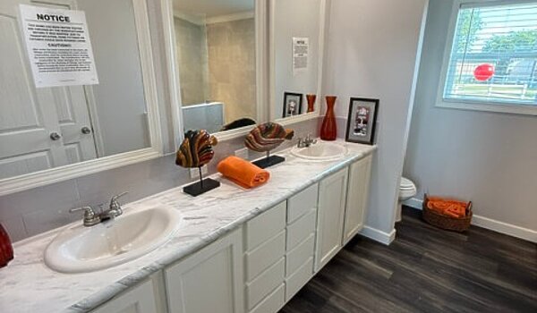 Smart Cottage / Falcon L40EP8 LOT MODEL SPECIAL / **NOW Only $150,382** Interior 89428