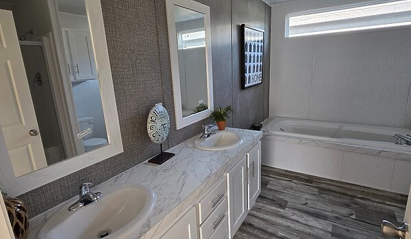 THIS PRICE WON'T LAST LONG - ONLY 1 LEFT!! / 28483P Interior 87629