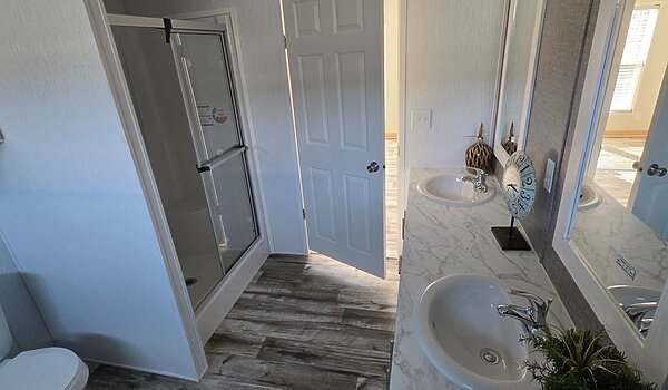 THIS PRICE WON'T LAST LONG - ONLY 1 LEFT!! / 28483P Interior 87630