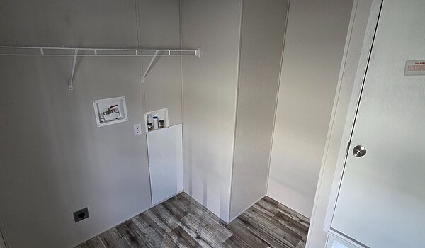 THIS PRICE WON'T LAST LONG - ONLY 1 LEFT!! / 28483P Interior 87632