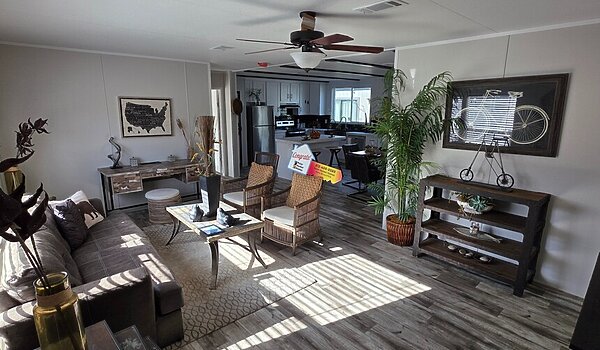 THIS PRICE WON'T LAST LONG - ONLY 1 LEFT!! / 28483P Interior 87616