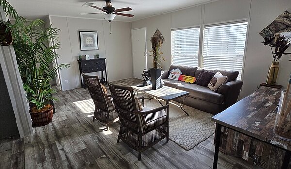 THIS PRICE WON'T LAST LONG - ONLY 1 LEFT!! / 28483P Interior 87618