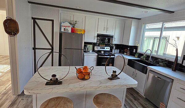 THIS PRICE WON'T LAST LONG - ONLY 1 LEFT!! / 28483P Interior 87621