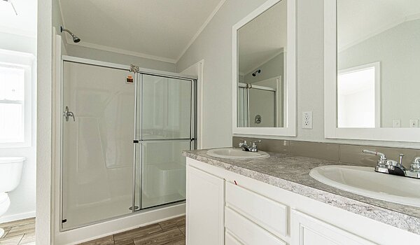 Emerald Singlewide / EM16763B Bathroom 81779