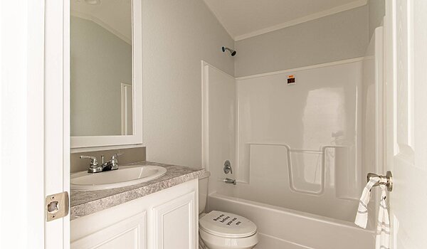 Emerald Singlewide / EM16763B Bathroom 81778