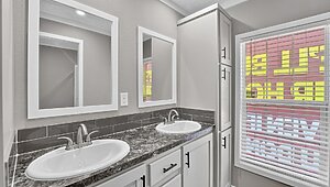 Waycross Express / 1676531 Azalea Bathroom 91658