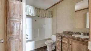 MD 28' Doubles / Country Girl MD-17 Bathroom 4923