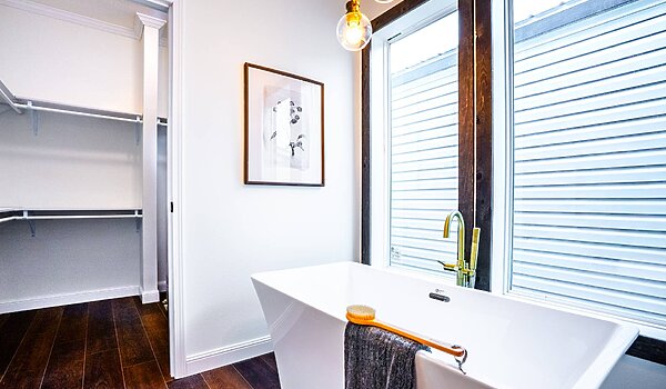 Prime / PRI3284-2010 with 9 foot Sidewalls & Hidden Pantry Bathroom 83511