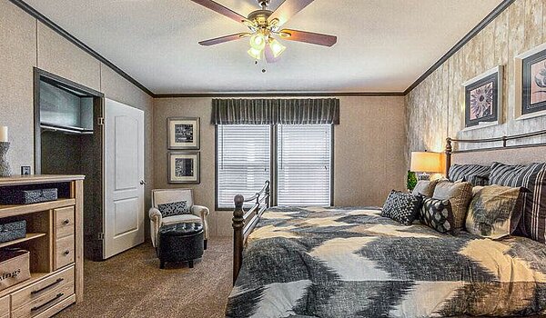 Masterpiece / Carrington 28643C Bedroom 91323
