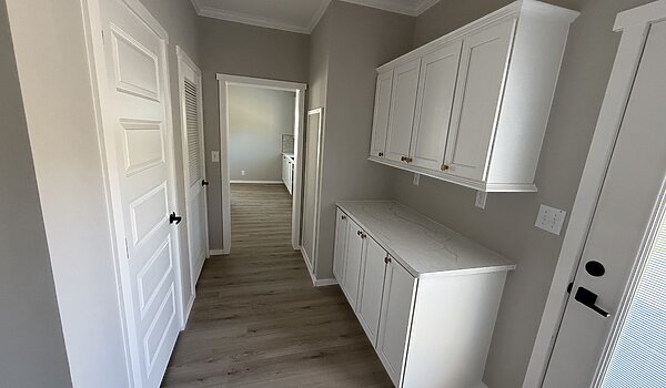 EL Series / Ivy 340EL30643B Interior 85908