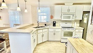 Whispering Pines Manufactured Home Community / 1729 Sugar Pine Ave Kitchen 33165