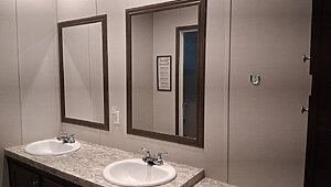 Pre-Owned / 2019 Champion Innovation Bathroom 91537