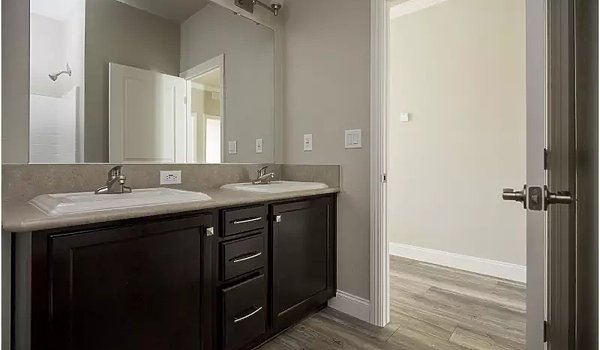 Bradford / BD-43 Bathroom 77620