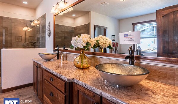 Grand Manor / 6013 Bathroom 123537