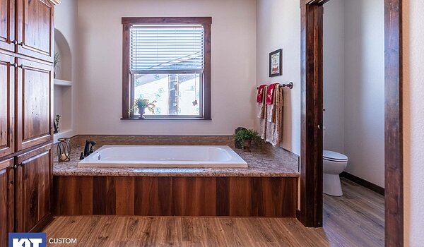 Grand Manor / 6013 Bathroom 123538