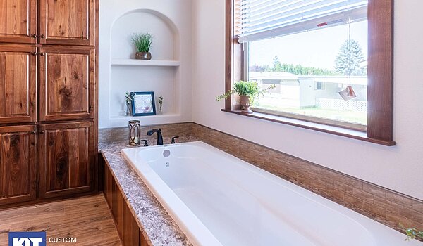 Grand Manor / 6013 Bathroom 123539