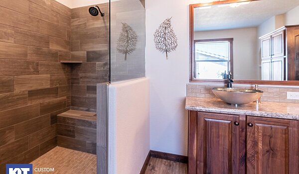 Grand Manor / 6013 Bathroom 123540