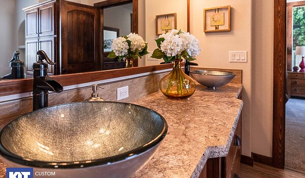 Grand Manor / 6013 Bathroom 123542