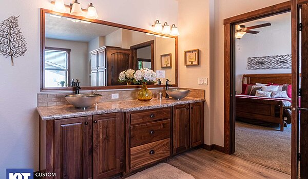 Grand Manor / 6013 Bathroom 123543