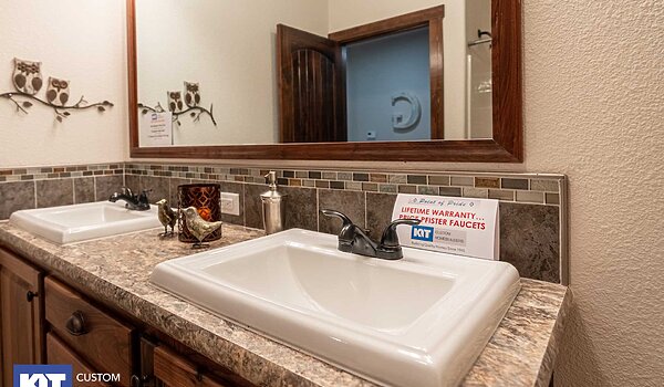 Grand Manor / 6013 Bathroom 123545