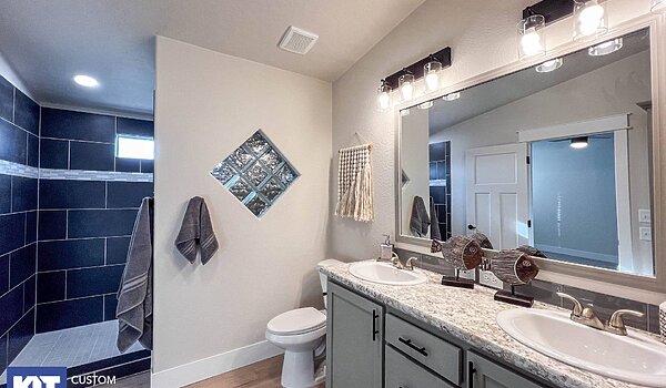 Cedar Canyon / 2020 with Raised Roof Bathroom 120604