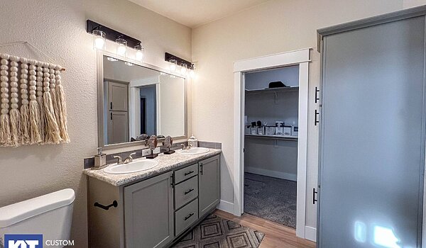 Cedar Canyon / 2020 with Raised Roof Bathroom 120605