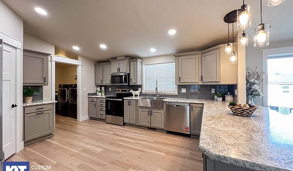 Cedar Canyon / 2020 with Raised Roof Interior 120596