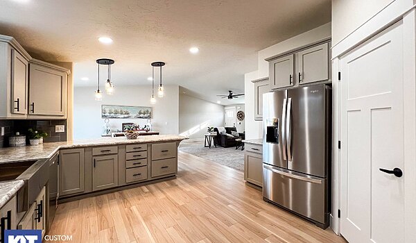 Cedar Canyon / 2020 with Raised Roof Interior 120597