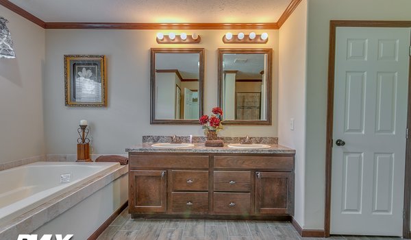 Signature Series / Brooks Pointe DVHBSS-6411 Bathroom 20474