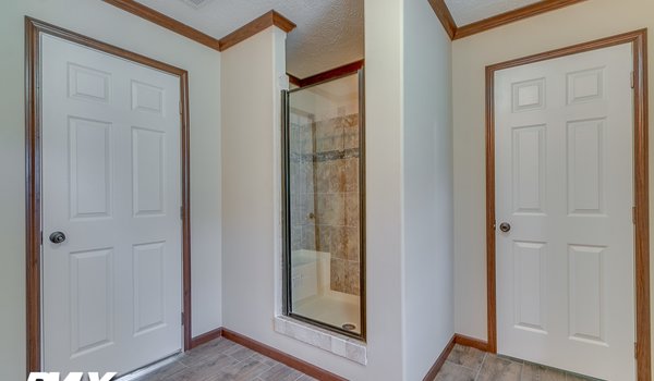 Signature Series / Brooks Pointe DVHBSS-6411 Bathroom 20476