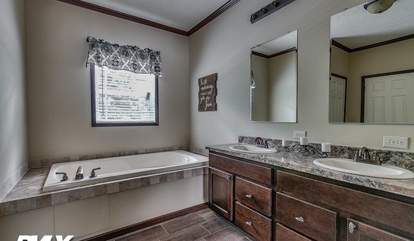 Signature Series / Brooks Pointe DVHBSS-6411 Bathroom 20439