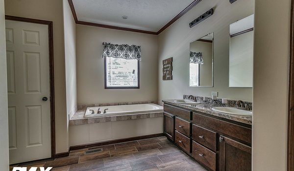 Signature Series / Brooks Pointe DVHBSS-6411 Bathroom 20440