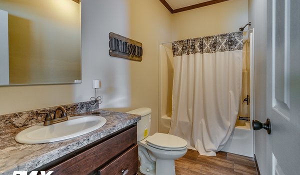 Signature Series / Brooks Pointe DVHBSS-6411 Bathroom 20442