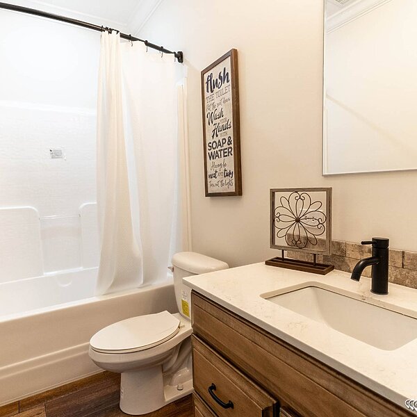 Signature Series / Orchard House DVHBSS-9006C (Porch) Bathroom 116671