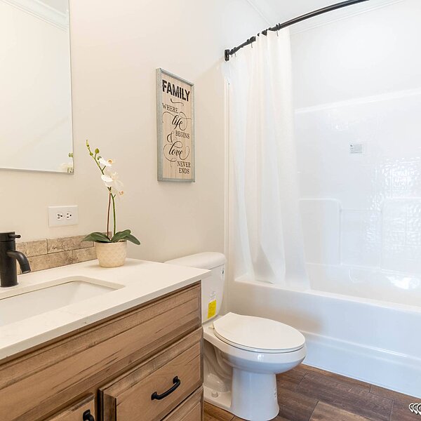 Signature Series / Orchard House DVHBSS-9006C (Porch) Bathroom 116672