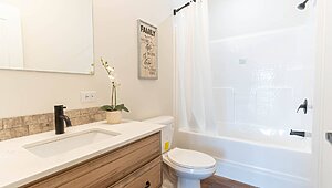 Signature Series / Orchard House DVHBSS-9006C (Porch) Bathroom 116672