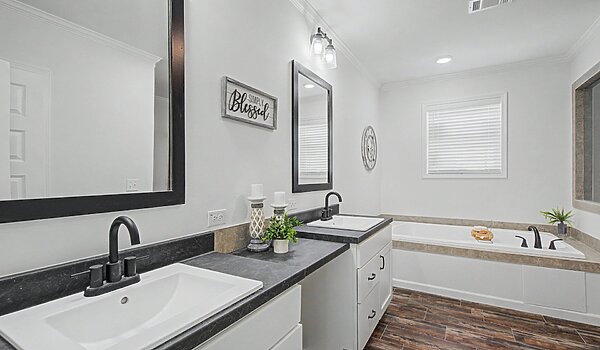 Signature Series / Orchard House DVHBSS-9006C (Porch) Bathroom 129522