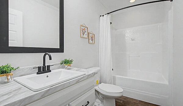 Signature Series / The Woodside DVHBSS-6603 Bathroom 125901