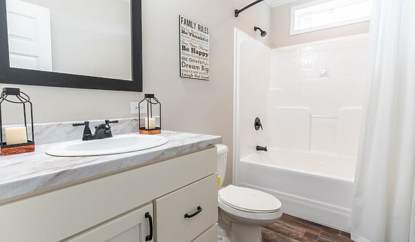 Signature Series / The Woodside DVHBSS-6603C Bathroom 99186