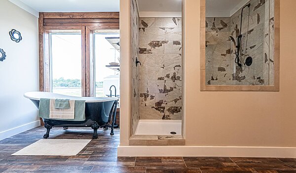 Signature Series / The Ole Hay Barn DVHBSS-4503 Bathroom 117575