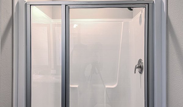 Single Section / Gold Spur 5616 Bathroom 66428