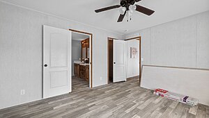 Signature Oaks / Double Pantry L-2563H Bedroom 145580
