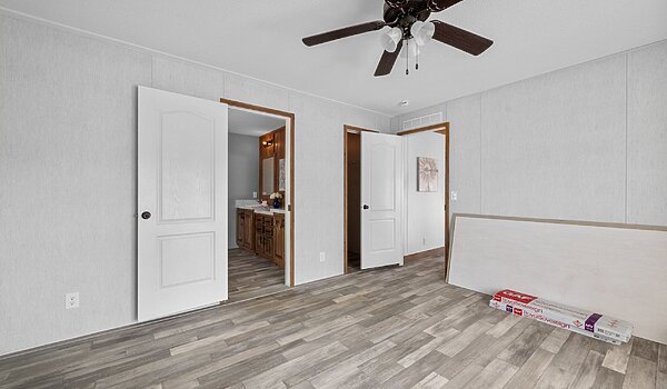 Signature Oaks / Double Pantry L-2563H Bedroom 145580