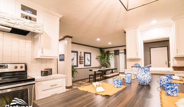 Canyon Lake / 28623G The Duke Kitchen 11916