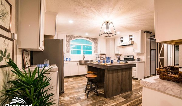 Canyon Lake / 28623G The Duke Kitchen 11917