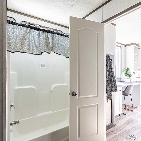 Fleetwood Series / Entertainer 28764E Bathroom 47136