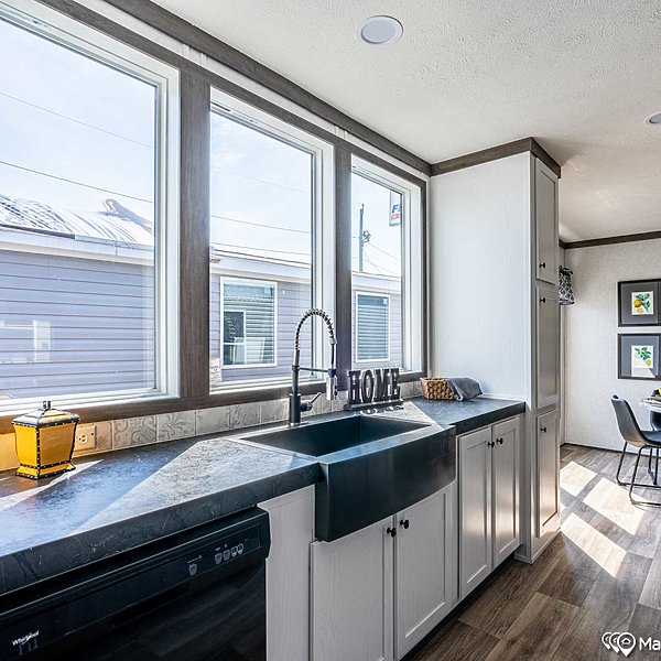 Fleetwood Series / Entertainer 28764E Kitchen 47111