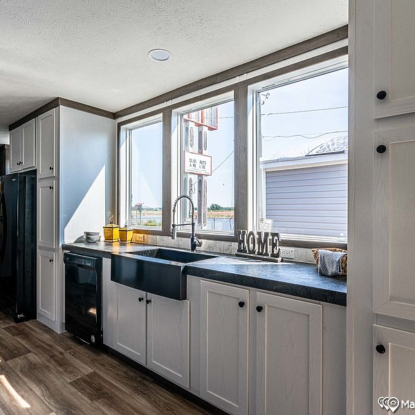 Fleetwood Series / Entertainer 28764E Kitchen 47112