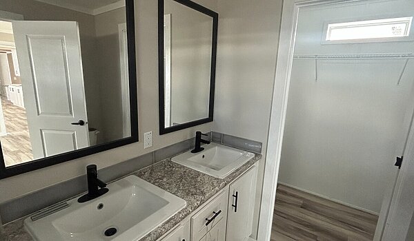 Fleetwood Elite Series / Twin Peaks 16763E Interior 120018