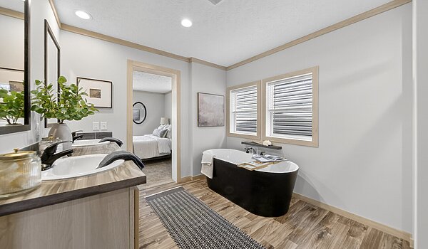 Fleetwood Elite Series / Kodiak 28724X Bathroom 135081